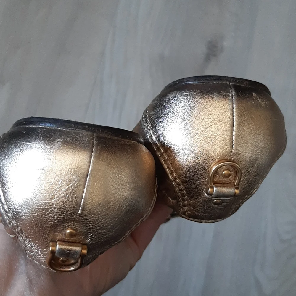 Burberry gold open toed  flats - Picture 4 of 8